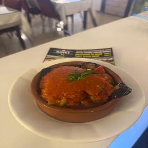 GÜVEÇTE PATLICANLI KÖFTE ACILI